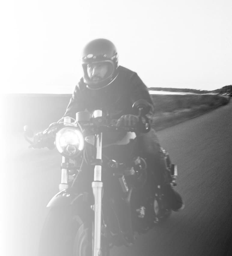 Moto sur une route, illustration du blog MOLO